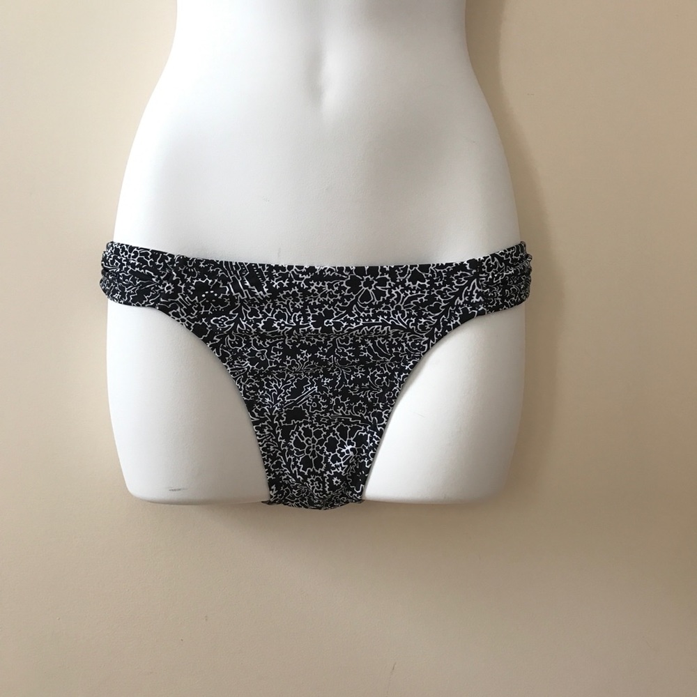 Black and white pattern bikini bottoms XS